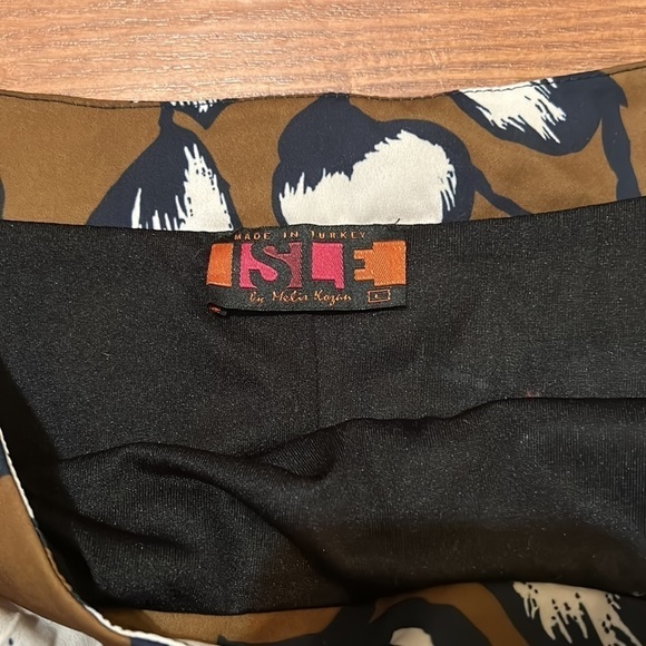 Isle by Melis Kozan skirt - Picture 2 of 6